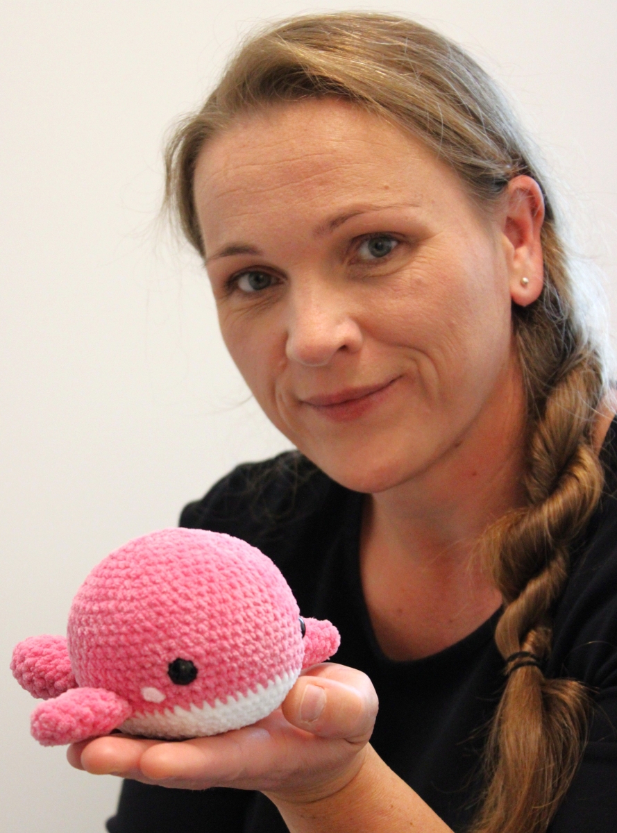 Portrait von Steffi Wolf mit einem gehäkelten Wal